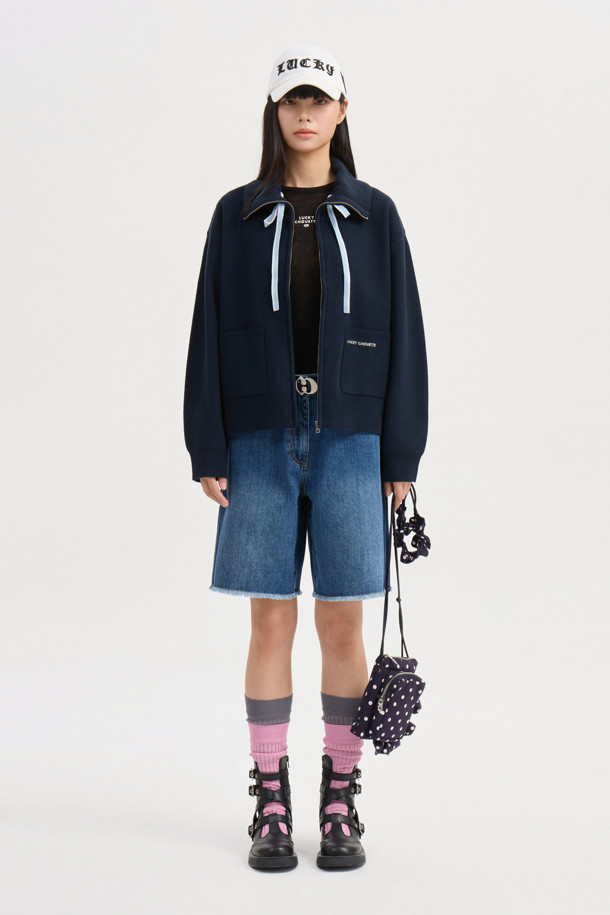 빅 카라 니트 가디건 (다크 네이비)은 캐주얼하고 클래식한 무드를 연출하는 여성용 가디건입니다. 가을, 겨울에 적합하며, 두꺼운 울 소재로 제작되어 따뜻하게 착용할 수 있습니다. 넉넉한 루즈핏에 지퍼형 여밈 방식이 적용되었으며, 빅 카라 디자인과 아웃포켓 디테일이 포인트를 더합니다. 또한, 로고 배색과 스트라이프 니팅 테잎 디테일로 디자인의 완성도를 높였습니다. 데일리룩, 카페룩, 동네 마실룩 등 편안한 상황에 잘 어울립니다.
