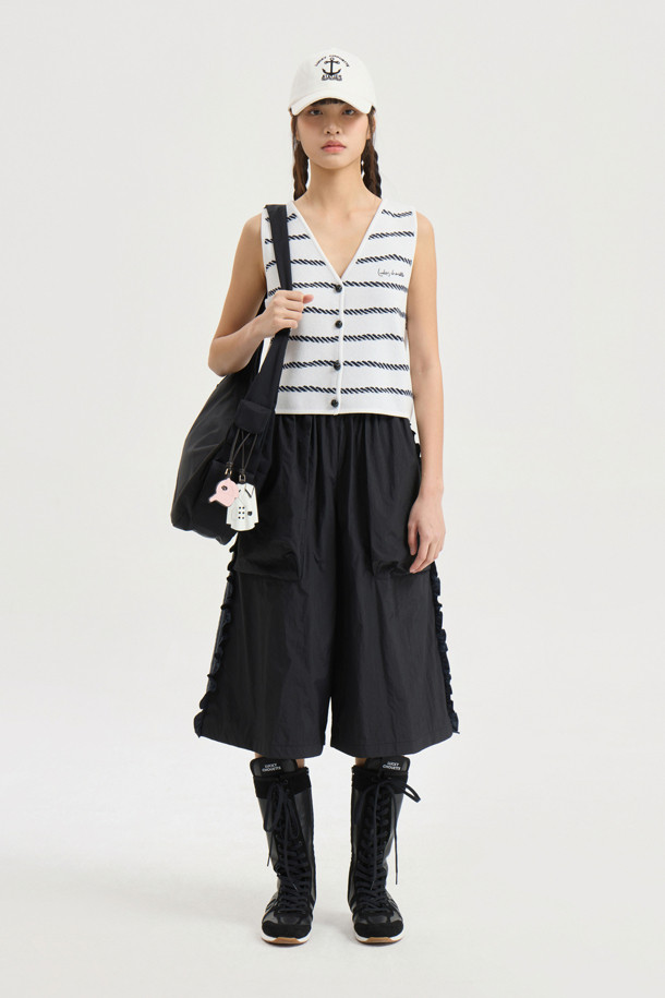 **Stripe 니트 베스트 (아이보리)**

부드러운 촉감의 니트 소재로 제작된 여성용 베스트입니다. 아이보리 컬러에 V넥 디자인으로, 봄, 가을 시즌에 캐주얼하게 착용하기 좋습니다. 루프 아트웍 자카드 패턴과 금속 단추 디테일이 돋보이며, 스탠다드핏 또는 루즈핏으로 연출할 수 있습니다. 레이어링하여 다양한 스타일을 연출하거나 단독으로 착용하여 데이트룩, 카페룩에 포인트를 더해보세요. 미니멀, 클래식 스타일을 선호하는 분들께 추천합니다.
