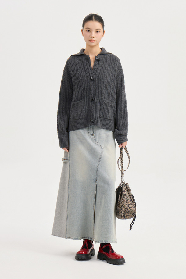 멜란지 그레이 컬러의 Entry 케이블 니트 가디건입니다. 부드러운 울 소재로 제작되어 가을, 겨울에 따뜻하게 착용할 수 있습니다. 클래식하고 캐주얼한 스타일을 모두 소화하며, 루즈핏과 브이넥 디자인으로 편안함을 더했습니다. 토글 단추 디테일과 럭키 로고, 스트라이프 느낌의 케이블 & 립 패턴 조직감이 특징입니다. 데이트룩, 카페룩, 겨울 데일리룩 등 다양한 TPO에 활용 가능하며, 스타일리시한 미니멀룩을 연출할 수 있습니다.
