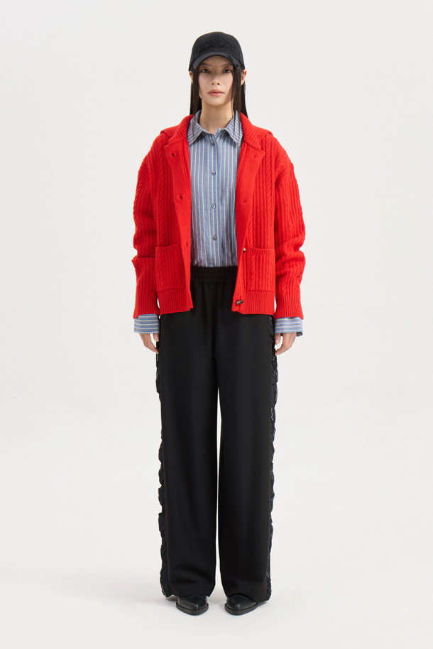 엔트리 케이블 니트 가디건 (레드)은 가을과 겨울 시즌, 클래식하고 캐주얼한 스타일을 연출하고 싶은 여성분들을 위한 아이템입니다. 부드러운 울 소재로 제작되어 포근한 착용감을 선사하며, 얇은 두께감으로 간절기에도 부담 없이 즐길 수 있습니다. 크롭 기장에 루즈핏으로 편안함을 더하고, 라운드넥과 립 조직 디테일, 로고 토글 단추, 스트라이프 느낌의 케이블 조직, 앞 중심 볼드한 케이블 조직이 특징입니다. 데일리룩, 카페룩, 모임룩 등 다양한 TPO에 매치하여 클래식, 캐주얼, 미니멀 스타일을 완성해보세요.
