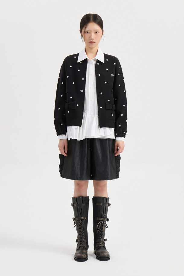 [Re-Order] 도트 짚업 니트 카디건 (블랙)은 부드러운 니트 소재의 여성용 카디건입니다. 릴랙스 핏과 라운드넥 디자인으로 편안한 착용감을 선사하며, 캐주얼 및 베이직 스타일을 연출하기 좋습니다. 도트 패턴과 드롭 숄더, 소매 이밴드, 포켓, 리본 디테일이 돋보이며, 집업 방식으로 간편하게 착용할 수 있습니다. 일상, 동네 마실룩, 집콕룩 등 다양한 TPO에 활용 가능하며, 미니멀하고 클래식한 스타일을 선호하는 분들께 추천합니다. 자카드 조직으로 제작되어 더욱 고급스러운 느낌을 줍니다.
