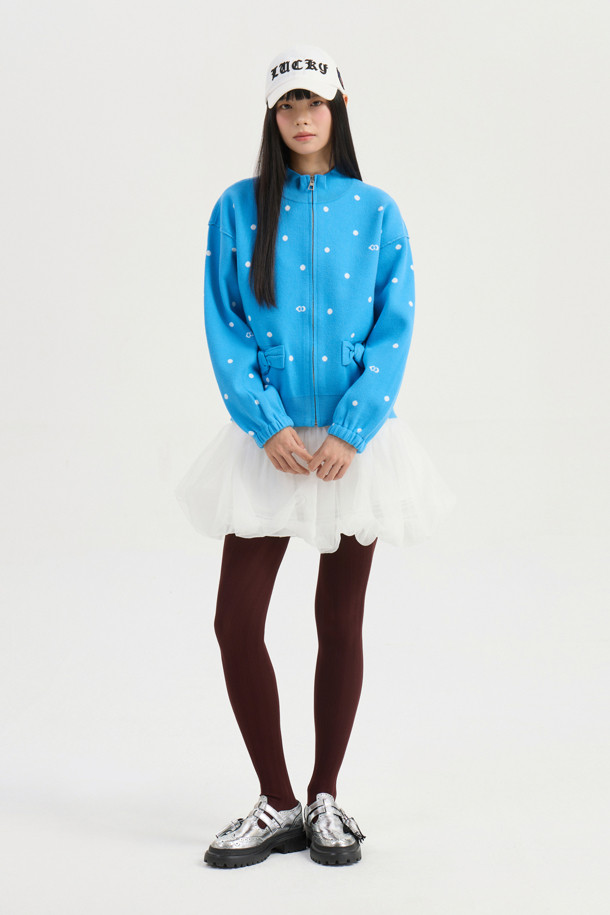 도트 집업 니트 가디건 (블루)은 캐주얼, 미니멀, 로맨틱 스타일을 즐기는 여성들을 위한 아이템입니다. 봄, 가을에 어울리는 이 니트 가디건은 부드러운 촉감의 니트 소재로 제작되었으며, 루즈핏으로 편안한 착용감을 선사합니다. 도트 패턴과 드롭 숄더, 소매 이밴드, 포켓 리본 디테일이 디자인의 특징이며, 데이트룩과 봄 소풍룩에 매치하기 좋습니다. 중간 두께의 집업 스타일로 간절기 날씨에 유용하며, 일상복으로 활용하기 좋습니다.
