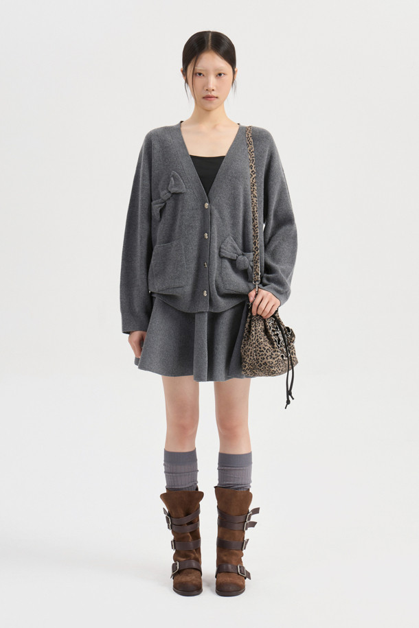 [Re-Order] Ambo 리본 니트 가디건 (멜란지 그레이)는 가을과 겨울에 즐겨 입기 좋은 여성용 니트 가디건입니다. 멜란지 그레이 컬러에 울과 코튼 혼방 소재로 제작되어 부드러운 촉감을 선사하며, 루즈핏으로 편안하게 착용할 수 있습니다. 클래식과 캐주얼 무드를 넘나드는 디자인으로, 입체적인 니팅 리본 디테일과 금속 단추, 주머니 디테일이 특징입니다. 데이트룩, 카페룩, 겨울 데일리룩 등 다양한 TPO에 활용 가능하며, 타이트한 이너와 데님 하의와 함께 스타일리시하게 연출하거나 오버핏 아우터 안에 레이어드하여 따뜻하게 입을 수 있습니다.
