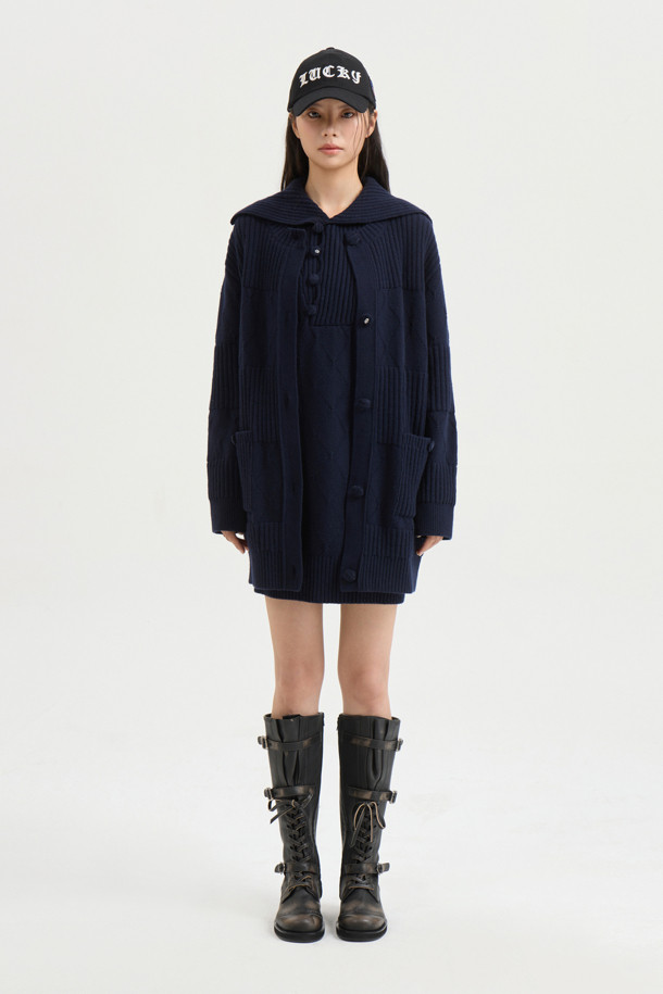 라운드 넥 하프 니트 가디건 (다크 네이비)은 울, 나일론, 캐시미어 혼방 소재로 제작되어 부드러운 촉감과 따뜻함을 선사합니다. 라운드 넥 디자인과 긴 소매 기장, 루즈핏으로 편안한 착용감을 제공하며, 가을, 겨울 시즌 데일리룩, 카페룩, 모임룩에 모두 잘 어울립니다. 클래식, 캐주얼, 미니멀 스타일을 연출하기 좋으며, 하프 기장으로 다양한 하의와 매치하기 용이합니다. 코듀로이 단추 디테일과 빅 아웃포켓이 특징이며, 원피스 위에 레이어드하여 스타일리시하게 연출할 수도 있습니다.
