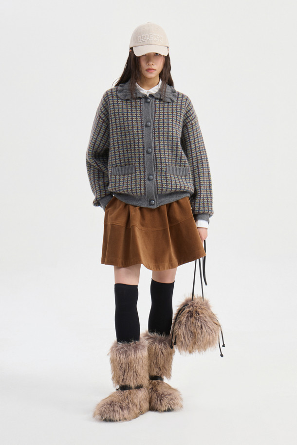 컬러드 카라 체크 니트 가디건 (멀티 컬러)은 울과 앙고라 소재 혼방으로 제작되어 부드러운 촉감과 뛰어난 보온성을 자랑합니다. 가을과 겨울 시즌, 일상에서 페미닌하고 캐주얼한 스타일을 연출하기 좋습니다. 칼라 디테일과 프릴, 금속 단추, 앞 포켓, 블루종 스타일이 돋보이며 루즈핏으로 편안하게 착용 가능합니다. 체크 패턴과 긴 소매 기장으로 세련된 분위기를 더하며, 데이트룩, 모임룩, 출근룩 등 다양한 TPO에 활용할 수 있습니다. 캐주얼, 클래식, 로맨틱 무드를 모두 아우르는 스타일을 완성해 보세요.
