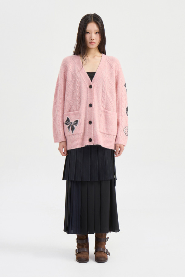 선명한 핑크 컬러의 자카드 니트 가디건입니다. 울과 모헤어 혼방 소재로 제작되어 폭신한 촉감과 뛰어난 보온성을 자랑하며, 가을과 겨울에 따뜻하게 착용하기 좋습니다. 브이넥 디자인과 힙 기장으로 여성스러운 실루엣을 연출하며, 캐주얼, 클래식, 미니멀 스타일 모두 소화 가능합니다. 데이트룩, 모임룩 등 다양한 TPO에 활용할 수 있으며, 볼륨감 있는 디자인과 여유로운 핏으로 편안하게 즐길 수 있습니다. 매트한 컬러감과 자카드 패턴이 돋보이는 매력적인 아이템입니다.
