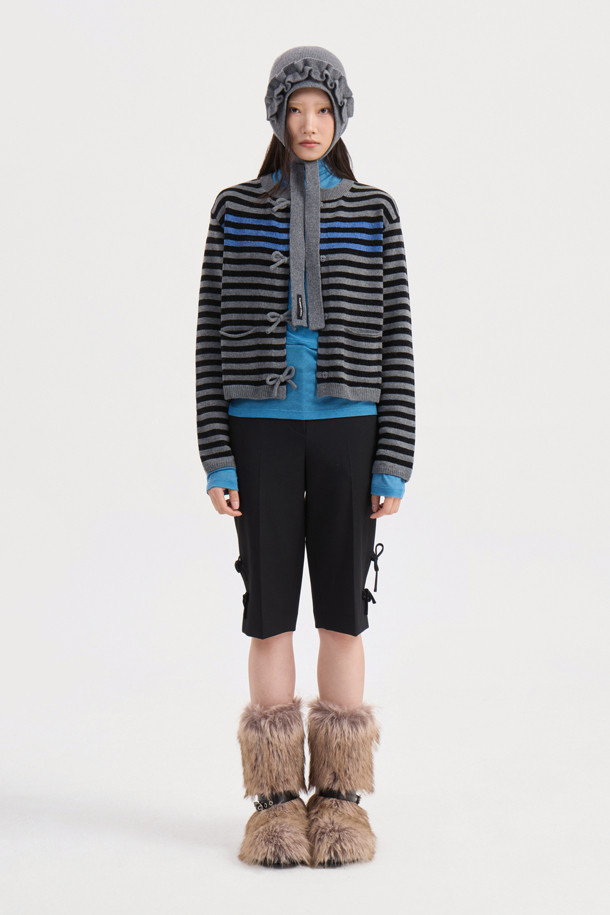 [Re-Order] 스트라이프 리본 니트 가디건은 부드러운 니트 소재로 제작되어 봄, 가을에 착용하기 좋은 여성용 가디건입니다. 라운드넥 디자인에 긴 소매 기장으로, 세미 스탠다드핏으로 편안하게 착용할 수 있습니다. 얇은 두께감과 부드러운 촉감이 특징이며, 히든 스냅 여밈과 리본 디테일이 여성스러운 분위기를 더합니다. 베이직하고 캐주얼한 스타일로, 데이트룩이나 봄 소풍룩에 활용하기 좋으며, 다양한 하의와 코디하여 미니멀, 클래식 스타일을 연출할 수 있습니다.
