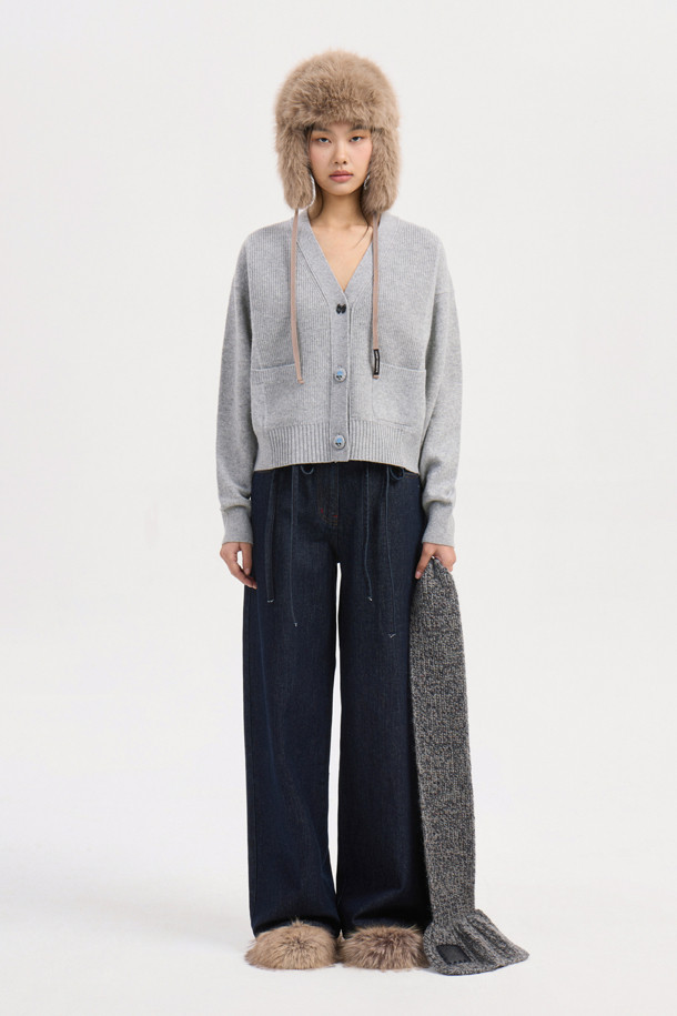 멜란지 그레이 컬러의 자수 디테일 브이넥 니트 가디건입니다. 울과 나일론 혼방 소재로 제작되어 포근하면서도 가벼운 착용감을 선사합니다. 세미 루즈핏에 크롭 기장으로, 캐주얼하고 베이직한 스타일을 연출하며, 플라워 모티브 단추와 조직감 디테일이 돋보입니다. 긴소매 디자인으로 가을, 겨울철 데이트룩이나 모임룩에 활용하기 좋으며, 레이어드 스타일링으로 다양한 분위기를 연출할 수 있습니다.
