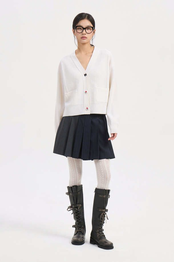 아이보리 컬러의 자수 디테일 브이넥 니트 가디건입니다. 울과 나일론 혼방 소재로 제작되어 포근함과 가벼운 촉감을 선사하며, 가을, 겨울 시즌에 안성맞춤입니다. 세미 루즈핏으로 편안하게 착용 가능하며, 플라워 모티브 단추와 좌우 포켓 디자인, 소매/등판/앞판의 서로 다른 조직감이 돋보입니다. 브이넥 라인으로 다양한 이너와 레이어드하여 데이트룩, 모임룩, 클래식, 미니멀, 캐주얼 스타일 모두 연출할 수 있습니다.
