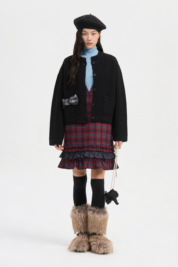 체크 리본 라운드 넥 니트 가디건 (블랙)은 가을, 겨울 시즌에 어울리는 여성 의류입니다. 부드러운 울 소재에 두꺼운 두께감으로 따뜻함을 제공하며, 라운드 넥과 긴 소매, 루즈핏으로 편안한 착용감을 선사합니다. 케이블 조직감과 체크 패턴이 클래식하고 캐주얼한 무드를 더하며, 체크 리본 장식이 여성스러운 포인트를 더합니다. 데이트룩, 모임룩, 출근룩 등 다양한 TPO에 활용 가능한 매력적인 아이템입니다.
