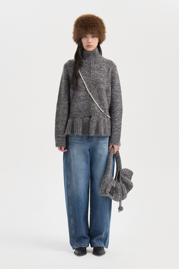 세련된 자수 디테일이 돋보이는 "자수 포인트 집업 니트 가디건 (그레이)"입니다. 부드러운 니트 소재와 두꺼운 두께감으로 따뜻하고 포근한 착용감을 선사하며, 래글런 소매와 페플럼 디자인으로 여성스러운 실루엣을 연출합니다. 하이넥 디자인과 금속 지퍼, 밑단 러플, 로고 자수, 핸드메이드 자수 등 섬세한 디테일들이 유니크한 스타일을 완성합니다. 캐주얼, 클래식, 미니멀 스타일 모두 소화 가능하며 모임룩으로도 활용하기 좋습니다. 쌀쌀한 가을, 겨울 시즌에 폭넓게 활용할 수 있는 실용적인 아이템입니다.
