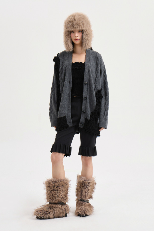 [Atelier] 벨벳 프릴 V넥 가디건 (다크 그레이)은 부드러운 울, 캐시미어, 나일론 혼방 소재로 제작되어 가을, 겨울 시즌 따뜻하고 포근하게 착용할 수 있습니다. 루즈핏 디자인에 케이블 조직감과 벨벳 프릴 디테일이 더해져 유니크하면서도 클래식한 분위기를 연출합니다. V넥 라인과 긴 소매 기장으로 여성스러운 실루엣을 강조하며, 고급스러운 개발 금속 단추로 포인트를 더했습니다. 겨울 데일리룩, 모임룩, 데이트룩 등 다양한 TPO에 맞춰 클래식, 미니멀, 시크한 스타일을 완성해보세요.
