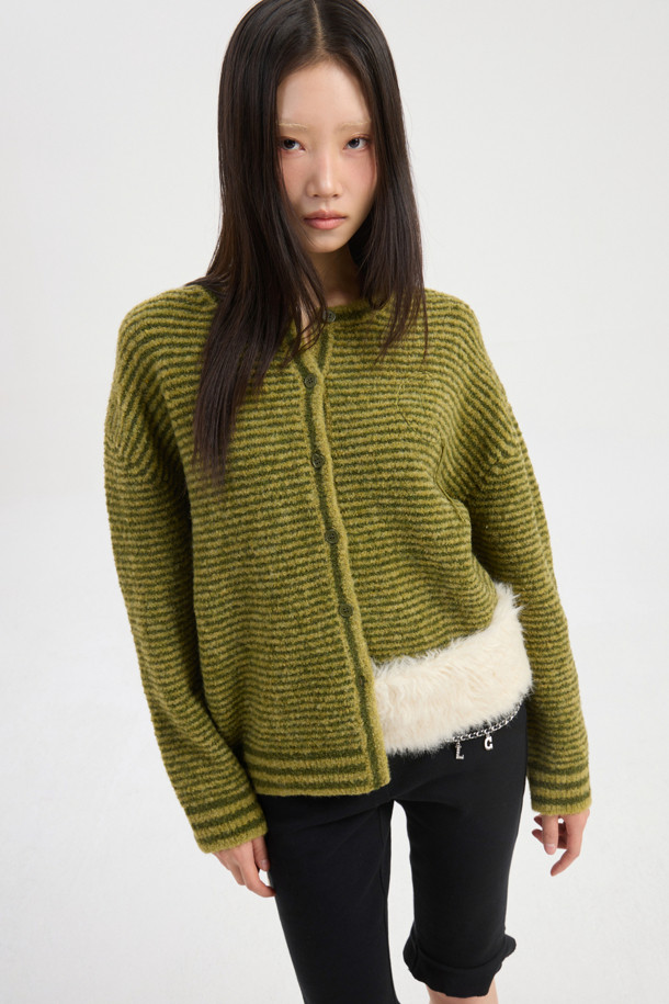 LUCKY CHOUETTE (럭키슈에뜨)의 Chouetties Fake Fur Belt (아이보리)는 부드러운 촉감의 페이크 퍼 소재로 제작된 여성용 벨트입니다. 가을, 겨울 시즌에 어울리며, 캐주얼, 미니멀, 클래식 스타일을 모두 아우르는 디자인입니다. 끈으로 여미는 방식이며, 개발 달 금속 장식이 포인트로 더해져 세련된 느낌을 줍니다. 가벼운 착용감으로 데이트룩, 모임룩 등 다양한 룩에 레이어드하여 연출할 수 있습니다.
