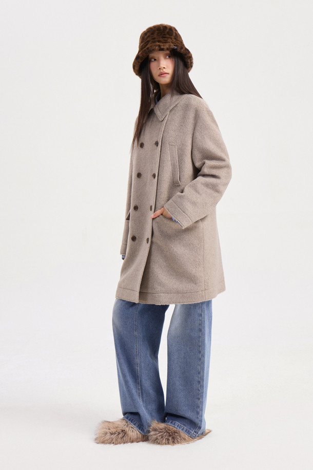 럭키슈에뜨의 Chouetties (슈에티스) 하프 더블 코트는 멜란지 베이지 컬러의 여성용 코트입니다. 캐주얼한 스타일로, 가을과 겨울에 착용하기 좋으며, 루즈핏으로 편안함을 더했습니다. 울 소재에 두꺼운 두께감으로 따뜻함을 유지하며, 안감이 있어 착용감을 높였습니다. 더블 버튼 여밈 방식과 4개의 포켓, 긴 소매 디자인이 특징이며, 출근룩, 클래식, 미니멀, 캐주얼 스타일을 연출하기 좋습니다.
