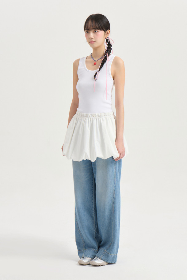 럭키슈에뜨 Chouetties (슈에티스) 헴 볼륨 슬리브리스 원피스 (화이트)는 우아한 스타일을 연출하는 여성 의류입니다. 봄, 여름 시즌에 어울리는 슬리브리스 디자인으로, A라인 치마핏과 허리 밴딩으로 편안하면서도 여성스러운 실루엣을 강조합니다. 풍성한 볼륨감의 스커트 셔링 디테일이 돋보이며, 뒤 라벨 장식이 포인트로 더해졌습니다. 데이트룩, 카페룩, 휴가룩 등 다양한 TPO에 활용 가능하며, 클래식, 미니멀, 로맨틱 스타일을 즐겨 입는 분들께 추천합니다.
