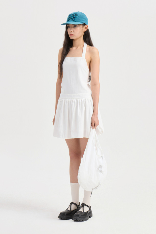 럭키슈에뜨의 Chouetties (슈에티스) 홀터넥 미니 드레스 (화이트)는 여성스러운 무드를 연출하는 여름 스타일의 미니 원피스입니다. A라인 플레어 스커트에 달 모티프 패턴이 더해져 로맨틱한 분위기를 자아내며, 홀터넥과 민소매 디자인으로 시원함을 더했습니다. 허리 밴딩과 등판 리본 디테일, 안감 처리가 편안한 착용감을 선사하며, 레이어드 스타일링이 가능하여 다양한 연출이 가능합니다. 데이트룩, 휴가룩, 리조트룩 등 TPO에 구애받지 않고, 걸리시하고 리조트한 스타일을 완성할 수 있습니다.
