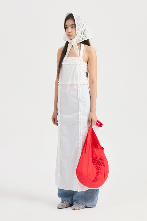 Chouetties by LUCKY CHOUETTE(슈에티 바이 럭키슈에뜨)의 홀터넥 롱 원피스 (화이트)입니다. 여성 의류로, 봄, 여름 시즌에 어울리는 우아하고 베이직한 스타일의 롱 원피스입니다. 홀터넥 디자인과 A라인 치마핏으로 여성스러운 실루엣을 연출하며, 백리스 디자인과 허리 끈, 러플 디테일로 포인트를 더했습니다. 민소매 디자인으로 시원하며, 레이어드하여 다양한 스타일을 연출할 수 있습니다. 데이트룩, 휴가룩, 리조트룩 등 특별한 날에 로맨틱하고 미니멀한 무드를 더해보세요.
