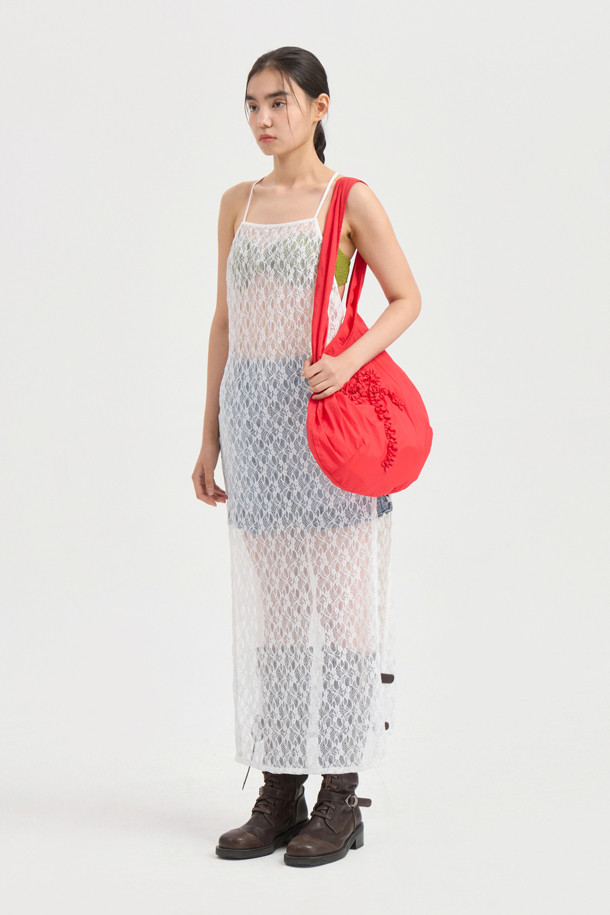 럭키슈에뜨 레이스 레이어링 드레스 (화이트)는 로맨틱하고 미니멀한 스타일을 연출하는 여성용 원피스입니다. 여름 계절에 어울리는 민소매 디자인으로, 얇은 레이스 소재와 슬림핏이 특징입니다. 뒤 X자형 끈 디자인과 신축성 있는 소재로 편안한 착용감을 선사하며, 스윔웨어 또는 이너와 레이어드하여 다양한 스타일을 연출할 수 있습니다. 데이트룩, 휴가룩, 리조트룩으로 활용하기 좋습니다. 스퀘어넥 라인과 레이어드 치마 타입이 드레시한 분위기를 더합니다.
