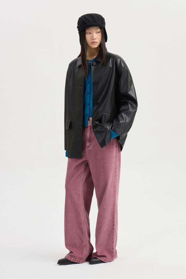 LUCKY CHOUETTE (럭키슈에뜨)의 Chouetties 페이크 레더 재킷 (블랙)입니다. 부드러운 촉감의 인조 가죽 소재로 제작되었으며, 봄, 가을에 착용하기 좋은 두께감입니다. 루즈핏 싱글 버튼 디자인으로 매니시하면서도 캐주얼한 스타일을 연출할 수 있습니다. 어깨 패드가 내장되어 있으며, 양쪽 아웃 포켓과 가먼트 워싱 처리로 디테일을 더했습니다. 출근룩, 모임룩, 데이트룩 등 다양한 TPO에 미니멀, 클래식, 시크한 무드로 활용하기 좋습니다.
