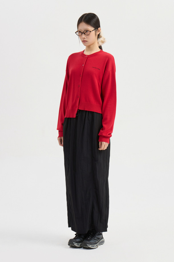 럭키슈에뜨(LUCKY CHOUETTE)의 Chouetties 허리 스트링 롱 스커트(블랙)입니다. 나일론 소재로 제작되어 얇고 가볍게 착용 가능하며, 사계절 내내 활용할 수 있습니다. 허리 밴딩과 스트링으로 편안한 착용감을 선사하며, 셔링 디테일이 여성스러운 실루엣을 연출합니다. 뒷면 포켓과 레터링 자수 포인트로 캐주얼하고 우아한 스타일을 완성하며, 동네 마실룩이나 여행룩에 모두 잘 어울립니다. H라인 핏의 롱스커트로 미니멀하고 클래식한 스타일을 연출해보세요.
