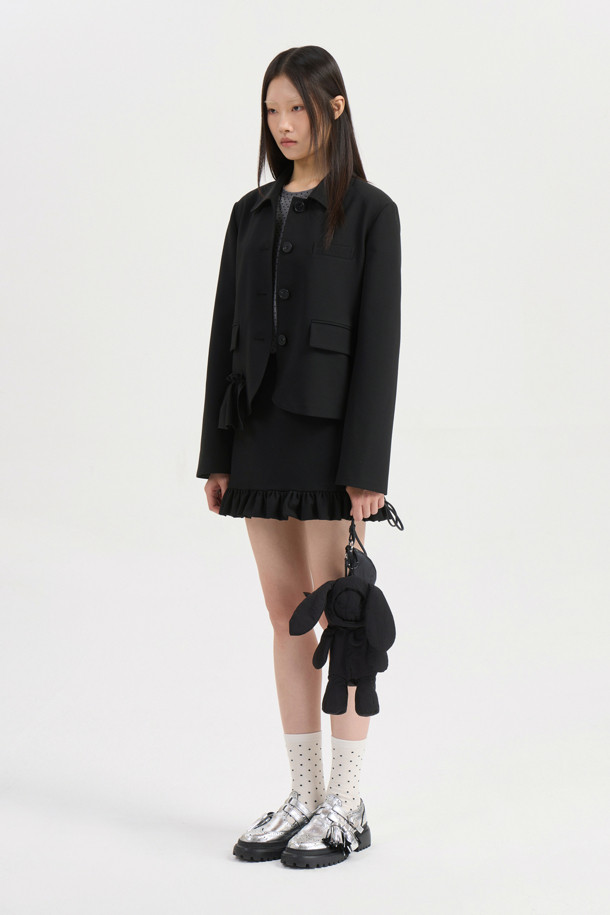 럭키슈에뜨(LUCKY CHOUETTE)의 프릴 헴 미니 스커트(black)입니다. 캐주얼한 무드의 블랙 미니스커트로, H라인 핏과 로우라이즈 디자인이 특징입니다. 폴리에스테르 소재로 제작되어 사계절 내내 편안하게 착용할 수 있으며, 프릴 밑단 디테일이 여성스러운 포인트를 더합니다. 사이드 지퍼로 간편하게 여닫을 수 있으며, 데이트룩, 쇼핑룩 등 다양한 TPO에 활용 가능합니다. 레이어드 스타일링을 통해 미니멀, 클래식 룩을 연출할 수 있습니다.
