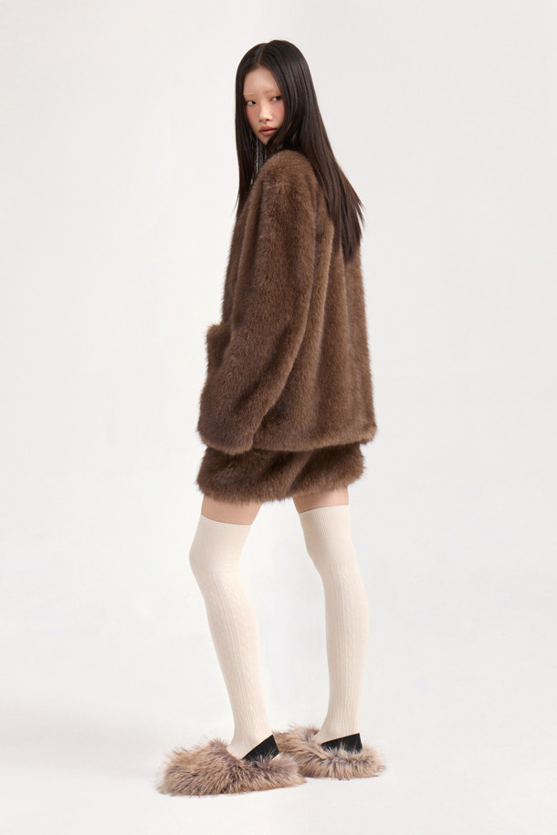 럭키슈에뜨의 쇼에티 페이크 퍼 미니 스커트(브라운)는 빈티지 무드를 연출하는 여성용 미니스커트입니다. 부드러운 촉감의 페이크 퍼 소재와 두꺼운 두께감으로 가을, 겨울 시즌에 따뜻하게 착용할 수 있습니다. 옆라인 금속 지퍼 디테일과 로우라이즈 디자인이 특징이며, 데이트룩, 모임룩, 연말 모임룩 등 다양한 TPO에 활용 가능합니다. 클래식, 미니멀, 레트로 스타일을 즐겨 입는 분들께 추천하며, 가벼운 무게감으로 편안하게 착용할 수 있습니다. 털 빠짐 현상이 있을 수 있으니 구매 전 참고 바랍니다.
