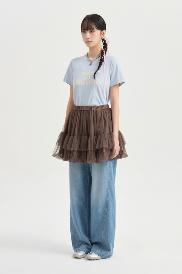 럭키슈에뜨의 Chouetties (슈에티스) 메쉬 볼륨 미니 스커트 (브라운)입니다. 부드러운 촉감의 메쉬 소재로 제작되어 봄, 여름에 시원하게 착용하기 좋습니다. 허리 밴딩과 셔링 디테일이 여성스러운 A라인 실루엣을 더욱 돋보이게 하며, 안감이 있어 비침 걱정 없이 편안하게 입을 수 있습니다. 데이트룩, 카페룩, 여행룩 등 다양한 TPO에 걸리시, 미니멀, 로맨틱 스타일을 연출해보세요.
