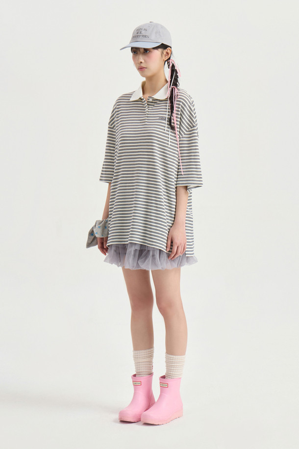 LUCKY CHOUETTE (럭키슈에뜨)의 Chouetties 메쉬 볼륨 미니 스커트입니다. 부드러운 촉감의 얇은 메쉬 소재로 제작되었으며, 여성스러운 A라인 핏과 볼륨감을 살린 디자인이 특징입니다. 셔링 디테일이 더해져 로맨틱한 무드를 연출하며, 허리 밴딩으로 편안하게 착용할 수 있습니다. 비침이 있으므로 속바지를 함께 착용하는 것을 권장하며, 데이트룩, 카페룩, 쇼핑룩 등 다양한 TPO에 걸리시, 로맨틱, 미니멀 스타일로 연출하기 좋습니다.
