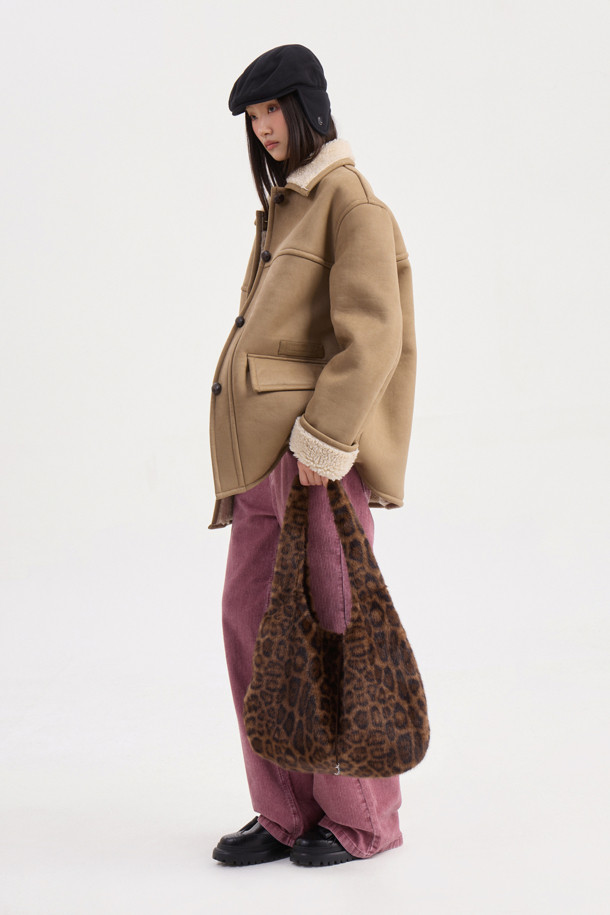 럭키슈에뜨 Chouetties (쇼티스) Fake Mustang (베이지)는 여성스러운 캐주얼 스타일을 연출하는 무스탕입니다. 스웨이드와 덤블 소재의 조화로 포근하고 부드러운 촉감을 선사하며, 두꺼운 두께감으로 따뜻하게 착용할 수 있습니다. 넉넉한 루즈핏과 스탠다드핏 디자인으로 편안한 착용감을 제공하며, 하프 기장으로 다양한 하의와 매치하기 좋습니다. 아웃포켓 디테일과 로고 엠보 포인트가 디자인의 포인트를 더하며, 가을과 겨울 시즌 데일리룩에 활용하기 좋습니다. 베이지 컬러는 미니멀하고 클래식한 분위기를 연출합니다.
