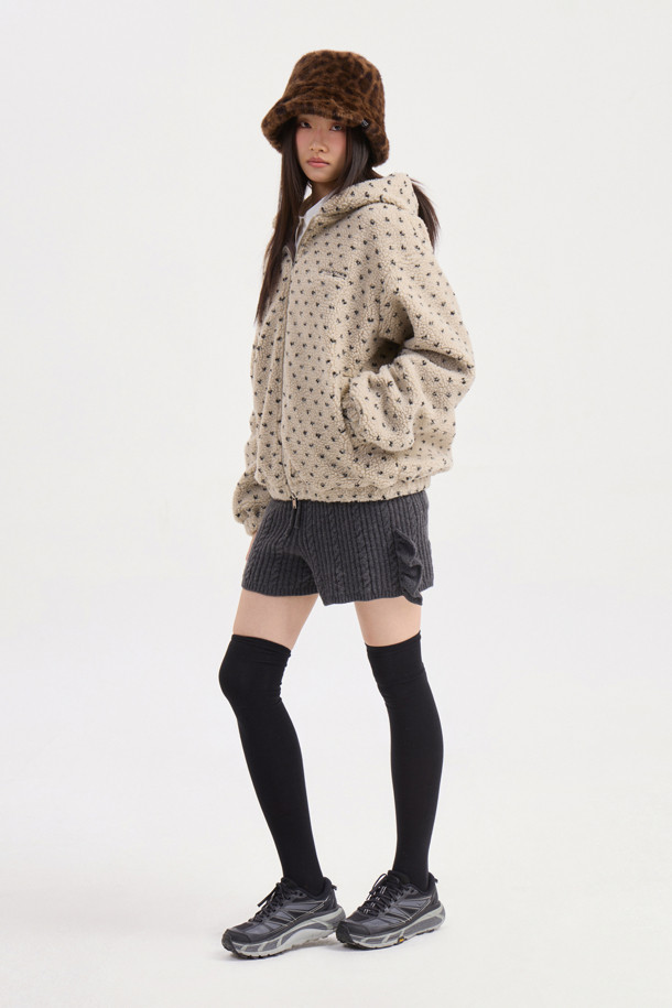 Chouetties by LUCKY CHOUETTE(슈에뜨 바이 럭키슈에뜨)의 페이크 퍼 후드 점퍼(베이지)입니다. 부드러운 플리스와 페이크 퍼 소재로 제작되어 포근하고 따뜻한 착용감을 선사하며, 겨울철은 물론 가을에도 활용하기 좋습니다. 캐주얼, 미니멀, 고프코어 스타일을 아우르는 디자인으로 캠핑룩, 산책룩 등 다양한 TPO에 매치하기 용이합니다. 도트와 하트 패턴이 사랑스러운 분위기를 더하고, 오버핏 실루엣과 후드 디자인으로 편안하면서도 스타일리시하게 연출할 수 있습니다. 투웨이 지퍼, 소매단 및 밑단 밴딩, 레터링 자수, 솔리드 안감 등의 디테일이 돋보이는 두꺼운 두께감의 긴소매 점퍼입니다.

