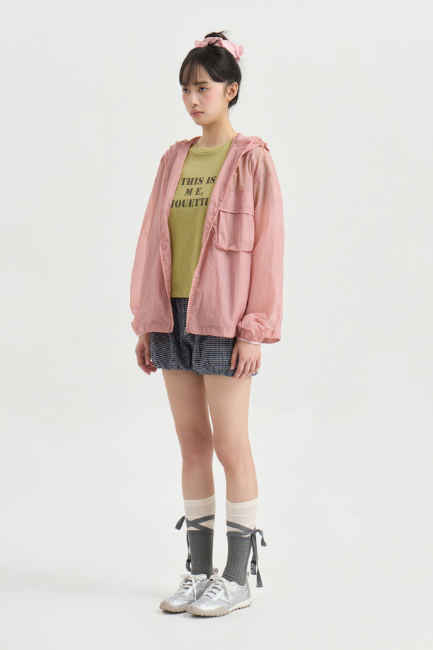 LUCKY CHOUETTE (럭키슈에뜨)의 Chouetties Check Volume Shorts (체크 볼륨 쇼츠) 입니다. 블루 컬러의 여성 숏팬츠로, 캐주얼하고 여성스러운 스타일을 연출합니다. 허리 밴딩과 밑단 밴딩으로 편안한 착용감을 선사하며, 셔링 디테일과 볼륨감 있는 디자인이 특징입니다. 체크 패턴이 돋보이며, 뒷면 라벨 장식으로 포인트를 더했습니다. 동네 마실룩, 카페룩, 봄 소풍룩 등 다양한 TPO에 활용하기 좋은 아이템입니다.
