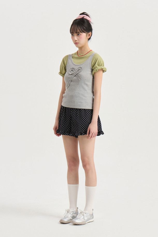 럭키슈에뜨의 Chouetties 프릴 숏팬츠 (블랙)는 여성스러운 스타일을 연출하는 데 안성맞춤입니다. 부드러운 사틴 소재와 은은한 광택감이 고급스러운 분위기를 더하며, 허리 밴딩으로 편안한 착용감을 선사합니다. 밑단 러플 디테일과 도트 패턴이 사랑스러운 포인트를 더하고, 뒷면 라벨 장식으로 브랜드의 감성을 느낄 수 있습니다. 데이트룩, 카페룩, 휴가룩 등 다양한 TPO에 로맨틱, 미니멀, 리조트 스타일로 활용해보세요.
