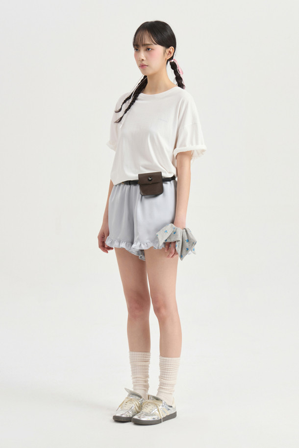 럭키슈에뜨의 Chouetties 프릴 숏팬츠 (실버)는 여성스러운 무드를 연출하는 숏 기장의 프릴 숏팬츠입니다. 은은한 광택감이 돋보이는 사틴 소재에 도트 무늬가 더해져 로맨틱하면서도 미니멀한 스타일을 완성합니다. 밑단 러플 디테일로 포인트를 더했으며, 루즈핏으로 편안한 착용감을 선사합니다. 데이트룩, 카페룩, 휴가룩 등 다양한 TPO에 활용 가능하며, 밴딩 처리로 활동성을 높였습니다. 뒷면에는 럭키슈에뜨 라벨 장식이 돋보입니다.
