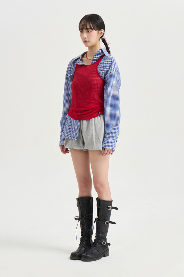 Chouetties by LUCKY CHOUETTE_체크 오버 핏 블라우스 (블루)는 여성용 셔츠/블라우스입니다. 산뜻한 블루 컬러에 체크 패턴으로 캐주얼한 스타일을 연출하며, 봄, 가을에 활용하기 좋습니다. 오버핏으로 편안한 착용감을 제공하며, 셔츠 칼라와 긴 소매 디자인이 특징입니다. 앞 중심 로고 단추와 가슴 부분 레터링 자수가 포인트이며, 아우터로도 활용 가능하여 데이트룩, 카페룩 등 다양한 TPO에 활용 가능합니다. 캐주얼, 클래식, 미니멀 스타일을 즐겨 입는 분들께 추천합니다.
