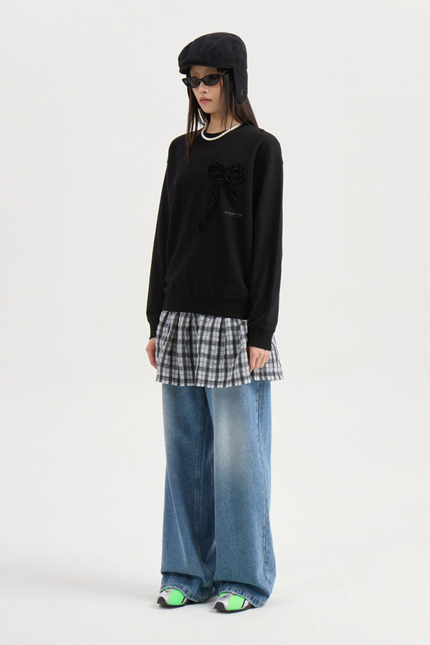 럭키슈에뜨의 Chouetties 리본 포인트 스웨트셔츠(블랙)입니다. 부드러운 면 소재로 제작되었으며, 루즈핏에 라운드넥 디자인으로 편안한 착용감을 선사합니다. 소매와 밑단 시보리 처리, 데미지 워싱, 리본 자수 디테일과 레터링 자수로 포인트를 주어 캐주얼하면서도 빈티지한 스타일을 연출합니다. 봄, 가을, 겨울, 세 계절 모두 활용 가능하며, 동네 마실룩, 집콕룩, 겨울 데일리룩 등 다양한 TPO에 활용하기 좋습니다. 미니멀, 레트로 스타일을 선호하는 여성분들께 추천합니다.
