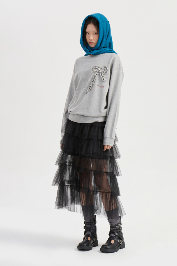 LUCKY CHOUETTE (럭키슈에뜨)의 Chouetties 리본 포인트 스웨트셔츠 (멜란지 그레이)입니다. 부드러운 코튼 미니 쮸리 소재로 제작되어 편안한 착용감을 선사합니다. 캐주얼하고 빈티지한 무드를 연출하며, 루즈핏 디자인으로 활동성을 높였습니다. 소매와 밑단은 시보리 처리되었으며, 볼륨감 있는 리본 자수와 레터링 자수가 포인트로 더해져 사랑스러운 느낌을 줍니다. 봄, 가을 동네 마실룩이나 봄 소풍룩으로 활용하기 좋습니다.
