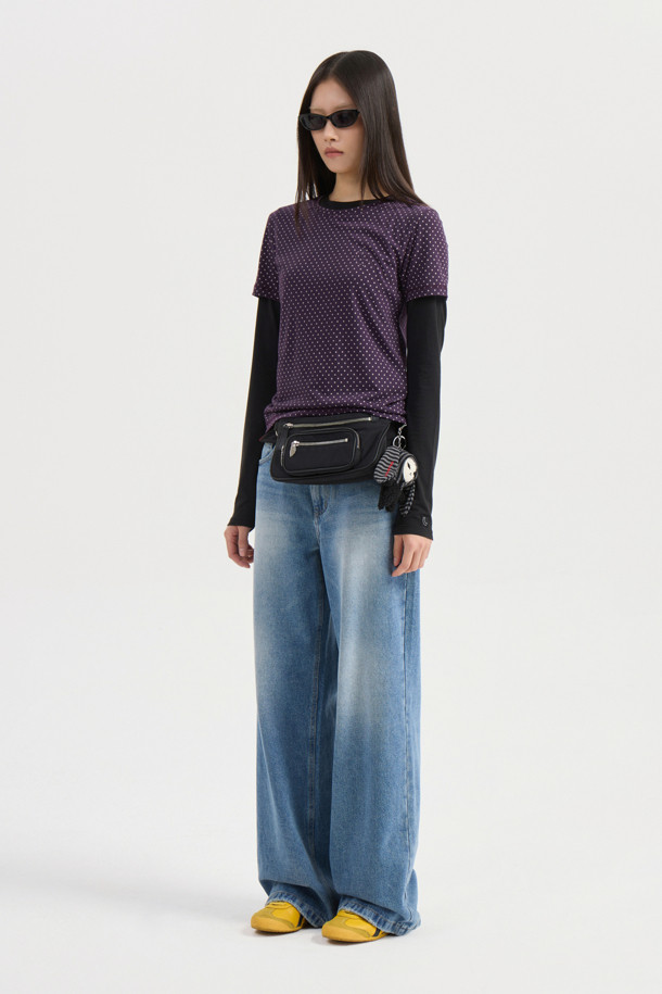 Chouetties by LUCKY CHOUETTE(슈에티 바이 럭키슈에뜨) 도트 패턴 반소매 티셔츠 (퍼플)는 부드러운 촉감의 폴리에스테르와 레이온 혼방 소재로 제작되었습니다. 라운드넥에 슬림핏 디자인으로, 봄, 여름 시즌 캐주얼하고 미니멀한 스타일을 연출하기 좋습니다. 얇은 두께감과 신축성 있는 소재는 편안한 착용감을 선사하며, 도트 패턴과 레터링 디테일이 포인트입니다. 데이트룩이나 포인트 착장용으로 레이어드하여 다양한 스타일을 시도해 보세요.
