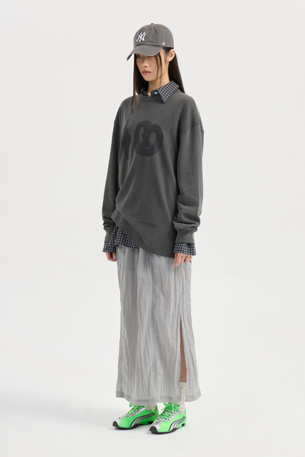 LUCKY CHOUETTE (럭키 슈에뜨)의 Chouetties 그래픽 루즈핏 피그먼트 긴소매 티셔츠 (그레이)입니다. 캐주얼과 빈티지 스타일을 연출하며, 봄, 가을, 겨울 계절에 폭넓게 활용할 수 있습니다. 넉넉한 루즈핏과 라운드넥 디자인으로 편안한 착용감을 선사하며, 면 소재로 제작되어 부드러운 촉감을 느낄 수 있습니다. 피그먼트 워싱 가공과 소매단 시보리 처리로 디자인의 완성도를 높였습니다. 단독 드라이클리닝을 권장하며, 물빠짐 및 이염에 주의하여 관리해야 합니다. 동네 마실룩이나 겨울 데일리룩에 미니멀한 스타일을 더해보세요.
