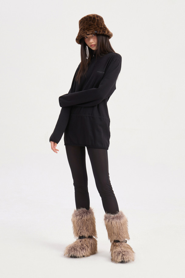 LUCKY CHOUETTE (럭키슈에뜨)의 Chouetties (슈에띠즈) 허리 스트링 하이넥 티셔츠 (블랙)입니다. 부드러운 코튼과 폴리에스터 혼방 소재로 제작되어 편안한 착용감을 선사합니다. 루즈핏 디자인에 하이넥으로 포인트를 더했으며, 허리 스트링으로 핏을 조절하여 다양한 스타일 연출이 가능합니다. 소매단과 밑단 배색, 슈에띠즈 레터링 프린트로 캐주얼하면서도 베이직한 스타일을 완성합니다. 사계절 내내 활용 가능한 웨어러블한 디자인의 긴소매 티셔츠입니다.
