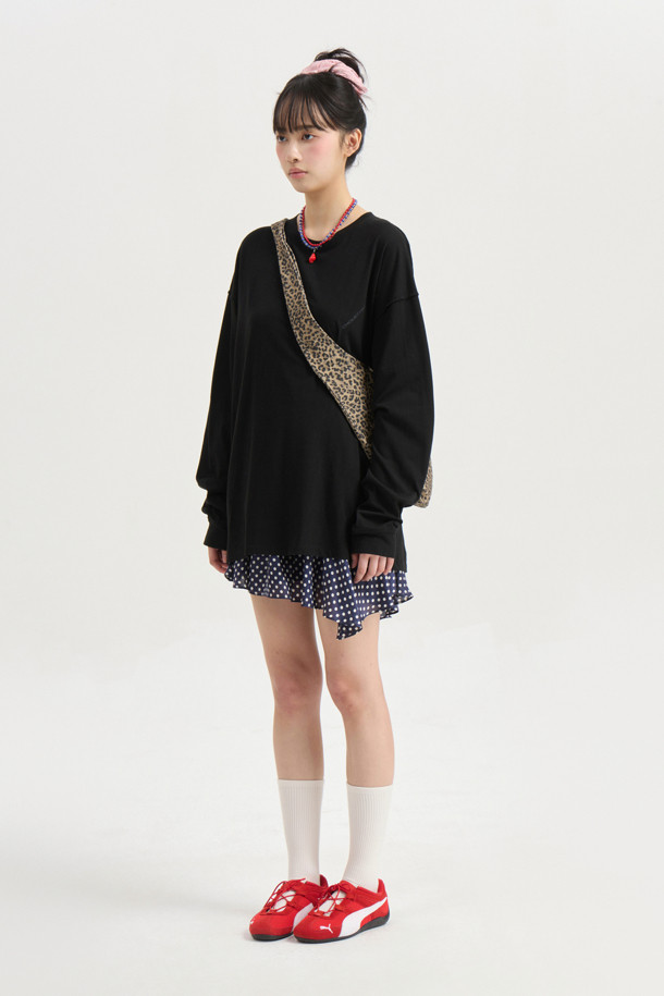 LUCKY CHOUETTE (럭키슈에뜨)의 Chouetties (슈에띠즈) 루즈핏 롱 티셔츠 (블랙)입니다. 캐주얼 스타일의 여성 긴팔 티셔츠로, 봄, 가을에 입기 좋습니다. 라운드넥에 루즈핏으로 편안하게 착용할 수 있으며, 가슴 부분에 슈에띠즈 레터링 프린트가 포인트입니다. 어깨와 암홀 라인 봉제 디테일이 돋보이며, 다양한 하의와 매치하여 동네 마실룩, 봄 소풍룩 등 미니멀하고 캐주얼한 스타일을 연출할 수 있습니다. 블랙 컬러로 어떤 옷에도 잘 어울리는 데일리 아이템입니다.
