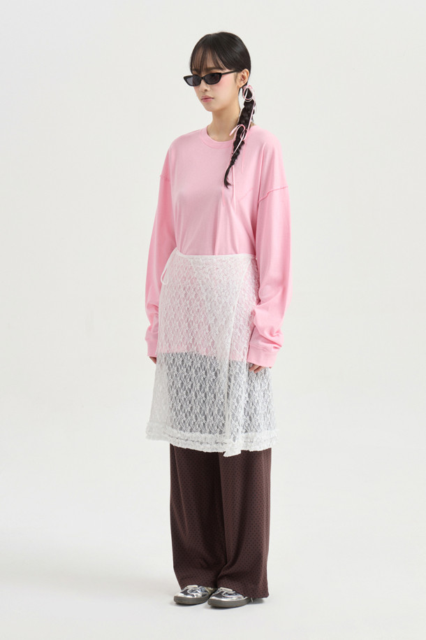 슈에티즈 바이 럭키 슈에뜨_루즈 핏 롱 티셔츠 (핑크)는 편안한 착용감과 스타일리시함을 동시에 갖춘 여성 티셔츠입니다. 핑크 컬러의 라운드넥 긴소매 티셔츠로, 봄, 가을에 캐주얼하게 착용하기 좋습니다. 루즈핏 디자인으로 박시한 실루엣을 연출하며, 가슴 부분의 슈에띠즈 레터링 프린트가 포인트를 더합니다. 어깨와 암홀 라인 봉제 디테일이 돋보이며, 데이트룩, 카페룩 등 다양한 TPO에 활용 가능합니다. 미니멀하면서도 개성 있는 스타일을 완성할 수 있는 아이템입니다.
