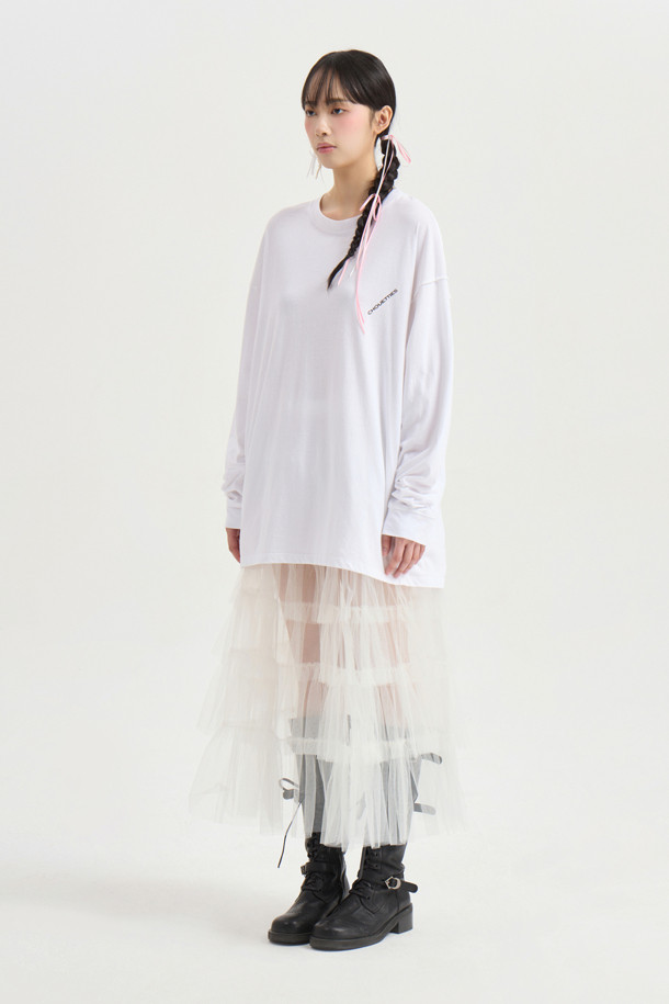 럭키슈에뜨 by 슈에띠즈_루즈 핏 롱 티셔츠 (화이트)는 캐주얼 스타일을 연출하기에 좋은 여성 긴팔 티셔츠입니다. 라운드넥 디자인에 가슴 부분 슈에띠즈 레터링 프린트가 돋보이며, 어깨와 암홀 라인 봉제 디테일이 특징입니다. 루즈핏과 박시핏으로 편안한 착용감을 선사하며, 봄, 가을 시즌 데일리룩으로 활용하기 좋습니다. 동네 마실룩이나 카페룩 등 다양한 TPO에 맞춰 캐주얼하고 미니멀한 스타일링을 완성해보세요. 다양한 아이템과 매치하여 개성 있는 스타일을 연출할 수 있습니다.
