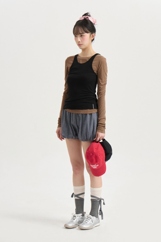 럭키슈에뜨 by 럭키슈에뜨 레이어링 슬리브리스 티셔츠는 여성 의류로, 베이직한 스타일을 추구하는 분들을 위한 슬림핏 민소매 티셔츠입니다. 부드러운 촉감의 울과 레이온 혼방 소재로 제작되었으며, 얇고 시어한 특징을 지녀 봄, 여름 시즌에 시원하게 착용할 수 있습니다. 라운드넥 디자인에 무지 패턴으로 미니멀, 클래식, 시크한 룩을 연출하기 좋으며, 레이어드 스타일링이 가능하여 다양한 스타일을 시도할 수 있습니다. 데이트룩, 카페룩, 쇼핑룩 등 폭넓은 TPO에 활용 가능하며, 밑단에는 럭키슈에뜨 라벨로 포인트를 더했습니다.
