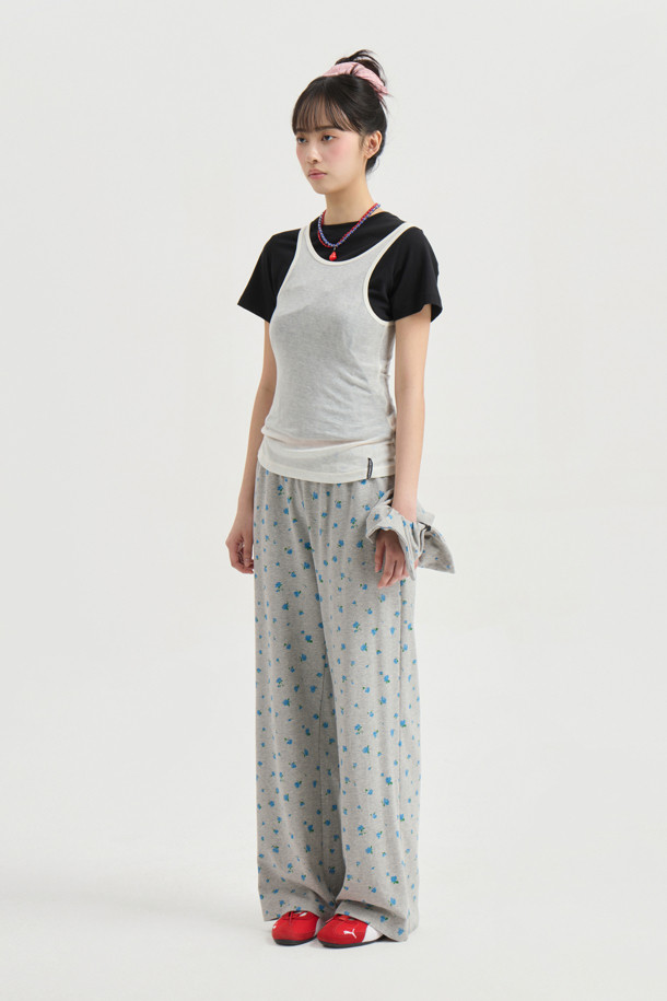 **Chouetties by 럭키슈에뜨 레이어링 민소매 티셔츠**

**Chouetties by 럭키슈에뜨**의 레이어링 민소매 티셔츠는 부드러운 촉감의 울과 레이온 혼방 소재로 제작되어 편안한 착용감을 선사합니다. 슬림핏 디자인에 라운드넥으로 깔끔함을 더했으며, 얇은 두께감과 시어한 소재가 특징입니다. 베이직한 스타일로 다양한 레이어드 연출이 가능하며, 밑단에는 럭키슈에뜨 라벨 장식이 포인트로 더해졌습니다. 데이트룩, 카페룩, 쇼핑룩 등 다양한 TPO에 미니멀, 클래식, 캐주얼 스타일로 활용하기 좋은 아이템입니다. 화이트 컬러의 무지 디자인으로 어떤 룩에도 쉽게 매치할 수 있습니다.
