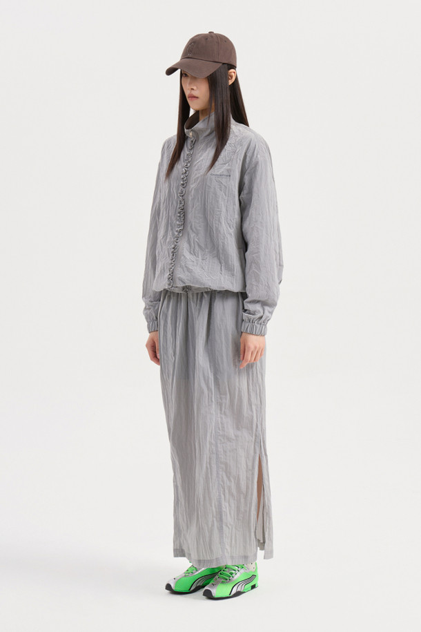 LUCKY CHOUETTE (럭키슈에뜨)의 Dot Pattern Frill Point Jumper (도트 패턴 프릴 포인트 점퍼, 실버)는 여성스러운 캐주얼 스타일을 완성하는 점퍼입니다. 가볍고 시원한 나일론 소재로 제작되어 봄, 가을에 착용하기 좋으며, 루즈핏으로 편안한 착용감을 선사합니다. 섬세한 프릴 디테일과 도트 패턴이 귀엽고 걸리시한 무드를 연출하며, 소매와 밑단 밴딩 처리로 활동성을 더했습니다. 레터링 프린트가 포인트이며, 슈롱이 파우치와 세트 구성되어 실용성을 높였습니다. 동네 마실룩, 봄 소풍룩, 여행룩 등 다양한 TPO에 활용해보세요.
