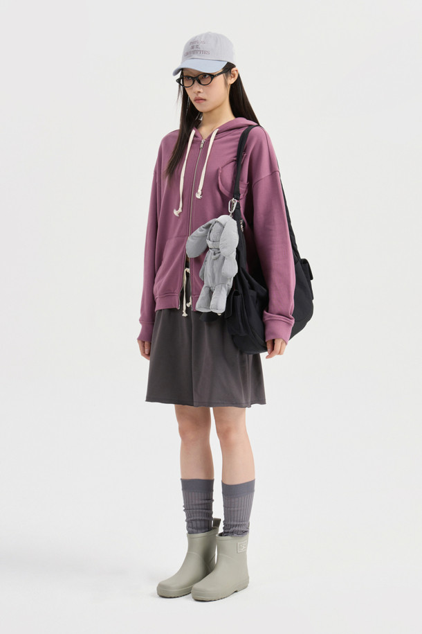 LUCKY CHOUETTE (럭키슈에뜨)의 Chouetties (슈에티스) Moon Point 후드 점퍼 (퍼플)입니다. 부드러운 면 소재로 제작되어 편안한 착용감을 선사하며, 봄, 가을 시즌에 적합합니다. 캐주얼, 미니멀, 스트리트 스타일을 아우르며 동네 마실룩, 봄 소풍룩, 캠핑룩 등 다양한 TPO에 활용하기 좋습니다. 루즈핏에 레귤러 기장으로 편안하게 착용 가능하며, 달 패치 자수와 시보리 처리된 소매와 밑단, 그리고 후드 디자인이 특징입니다. 투웨이 지퍼로 실용성을 더했으며, 럭키 크레센트 문 모티브가 돋보입니다.
