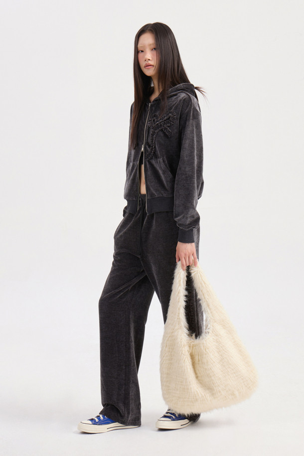 [Re-Order] 럭키슈에뜨_리본 포인트 벨벳 후드 점퍼 (다크 그레이)는 부드러운 벨벳 소재와 루즈핏으로 편안한 착용감을 선사하는 여성 후드 점퍼입니다. 캐주얼하고 미니멀한 스타일을 연출하며, 가을과 겨울에 따뜻하게 입을 수 있습니다. 다크 그레이 컬러에 무지 패턴으로 어떤 옷에도 잘 어울리며, 리본 자수 디테일과 시보리 밑단, 볼륨감 있는 실루엣이 특징입니다. 투웨이 지퍼로 편의성을 높였으며, 캠핑룩이나 산책룩 등 다양한 TPO에 활용 가능합니다. 두꺼운 두께감으로 보온성을 더했습니다.
