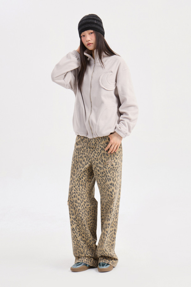 럭키슈에뜨의 Chouetties (슈에티스) by LUCKY CHOUETTE_Moon Motive 플리스 점퍼 (라이트 베이지)는 캐주얼 무드의 여성용 아우터입니다. 가을과 겨울, 일상에서 산책룩, 캠핑룩 등 다양한 TPO에 활용 가능하며, 미니멀, 고프코어 스타일을 연출하기 좋습니다. 부드러운 플리스 소재에 두꺼운 두께감으로 따뜻함을 더하고, 루즈핏 디자인으로 편안한 착용감을 제공합니다. 소매단 밴딩과 밑단 스트링, 네크라인 테이프 처리, 그리고 Lucky Crescent Moon 모티브 패치가 포인트입니다. 지퍼형 여밈 방식과 긴 소매 기장으로 실용성을 높였습니다.
