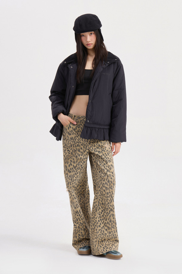 럭키슈에뜨의 Chouetties (슈에티스) Hem Frill Padding Jumper (블랙)은 겨울철 여성의 스타일을 책임질 패딩 점퍼입니다. 캐주얼, 미니멀, 걸리시 무드를 넘나드는 디자인으로 여행룩, 캠핑룩 등 다양한 TPO에 활용하기 좋습니다. 가볍고 따뜻한 나일론 소재에 오버핏 크롭 기장으로 편안함과 트렌디함을 동시에 잡았습니다. 밑단 셔링, 스트링, 로고 프린트, 솔리드 안감 등 섬세한 디테일이 돋보이며, 스냅 여밈 방식으로 간편하게 착용할 수 있습니다.
