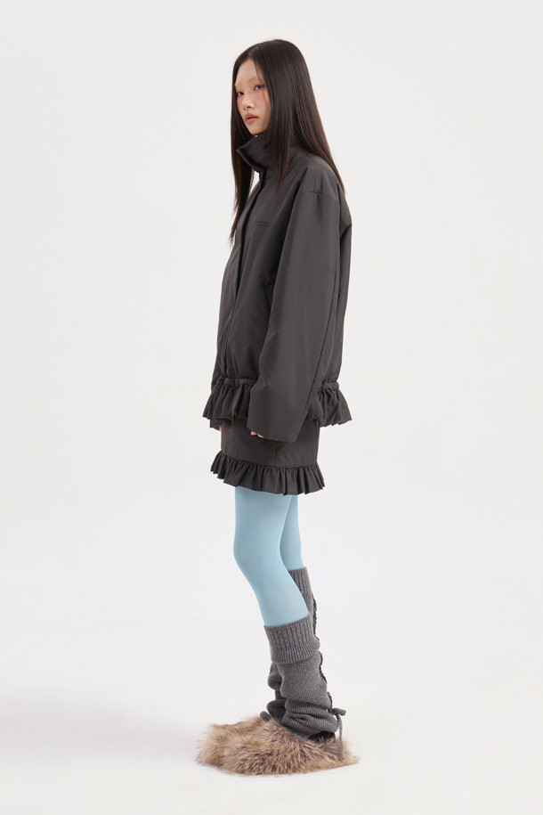 럭키슈에뜨(LUCKY CHOUETTE)의 Chouetties 헤 Hem Frill 패딩 점퍼는 다크 그레이 컬러의 여성 패딩 점퍼입니다. 캐주얼하면서도 여성스러운 스타일로, 일상생활은 물론 산책룩으로도 활용하기 좋습니다. 오버핏으로 편안하게 착용 가능하며, 체크 패턴과 밑단 셔링 디테일, 밑단 스트링으로 사이즈 조절이 용이합니다. 두꺼운 두께감의 나일론 소재로 제작되었으며, 긴 소매와 스냅 여밈 방식, 로고 프린트, 솔리드 안감이 특징입니다. 겨울철 따뜻하고 스타일리시하게 연출할 수 있는 아이템입니다.
